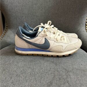 Nike Beige and Navy Sneakers
